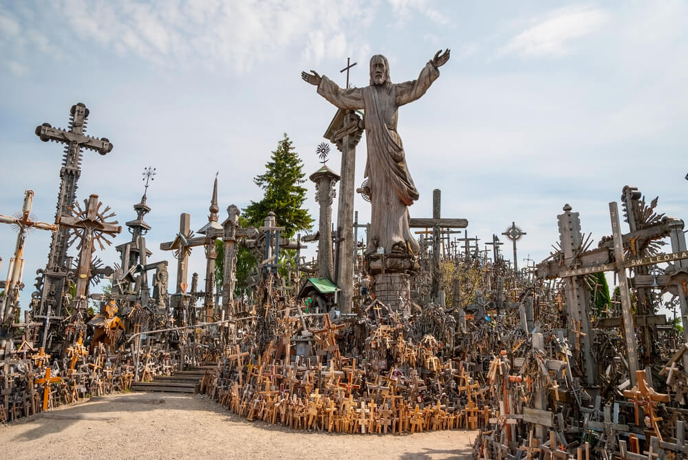 Cristo en la entrada del recinto
