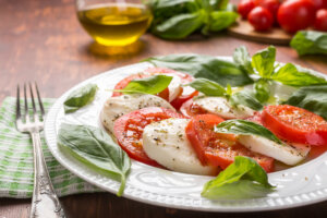 Ensalada caprese con especias y aceite de oliva.