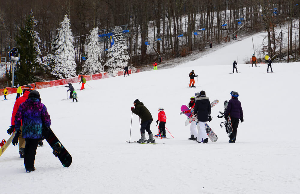 Turistas esquiando en las montañas Pocono.
