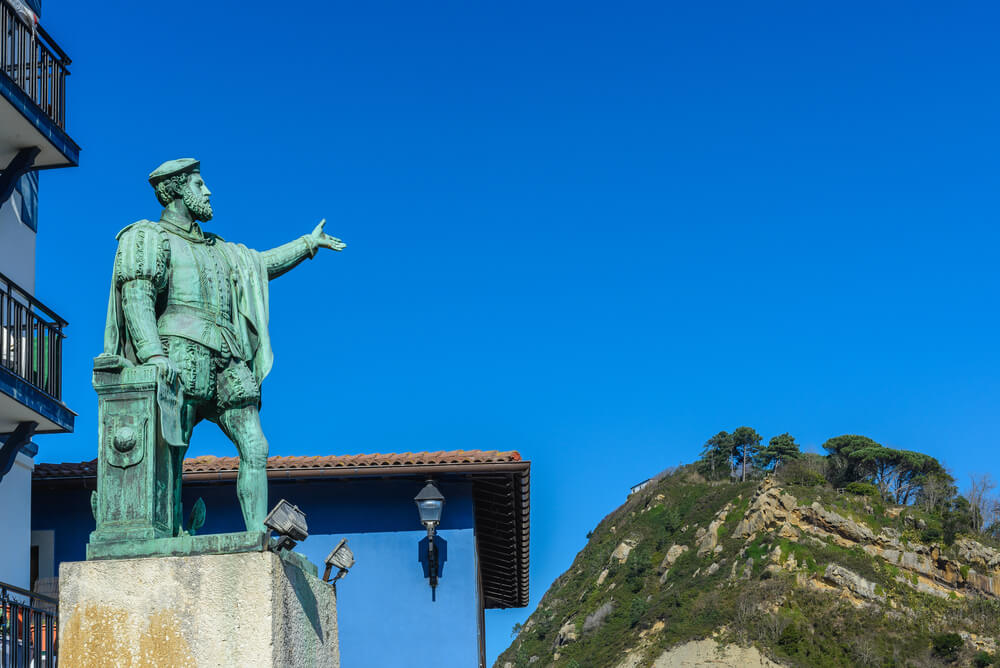 Estatua de Juan Sebastián Elcano, compañero del extraordinario viaje de Magallanes