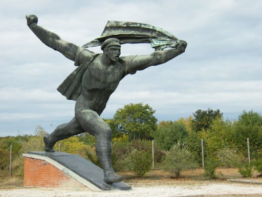 Estatua ubicada en el Parque de la Memoria de Budapest.