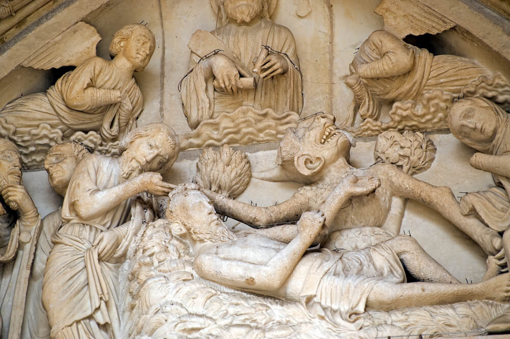 Estatuas en el interior de la Catedral de Chartres.