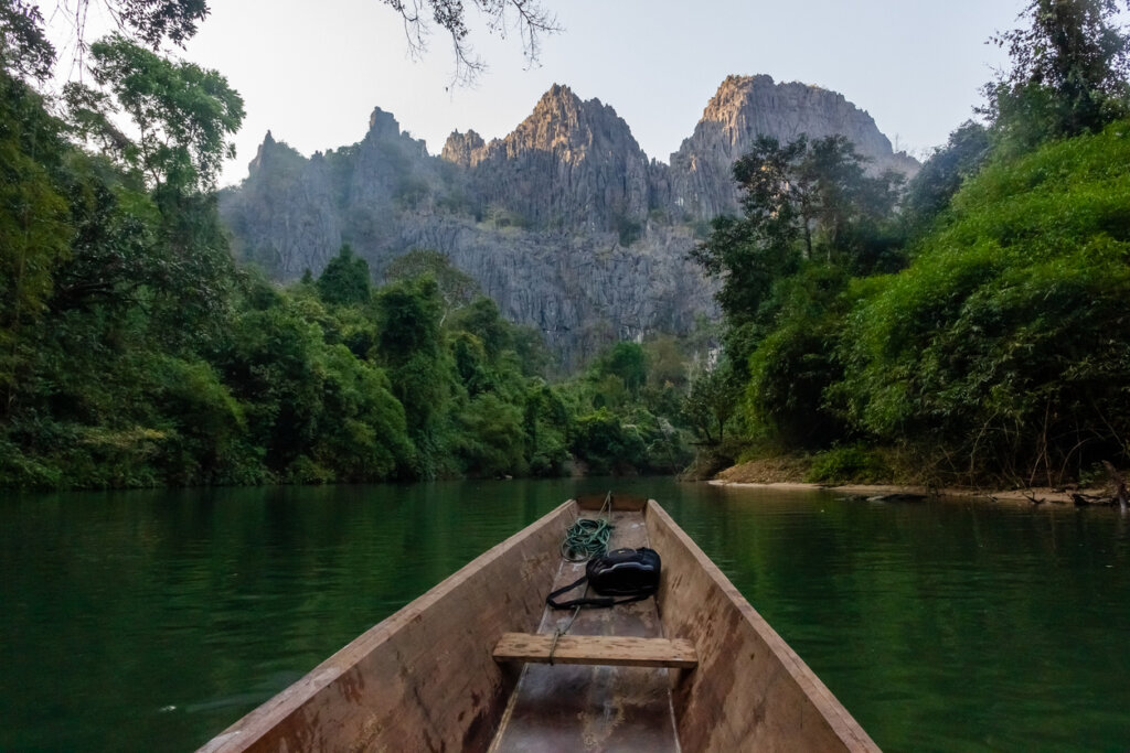 Barca navegando rumbo a Kong Lar