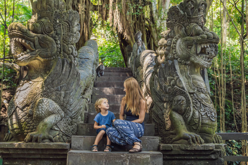 Madre e hijo en el santuario sagrado del Bosque de los Monos.