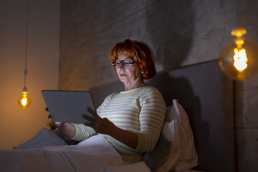 Mujer leyendo un ebook como iniciativa de las bibliotecas viajeras.