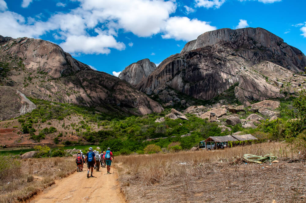 Turistas en la Reserva de Anja, Madagascar.