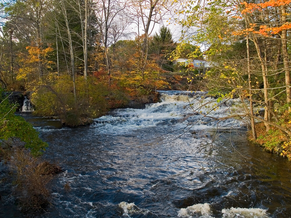Río que corre en las montañas Pocono, en Pensilvania.