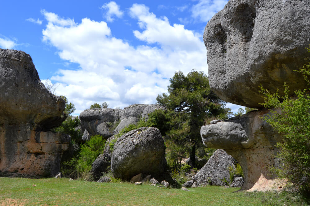 Paisaje kárstico en la geografía manchega del Quijote.