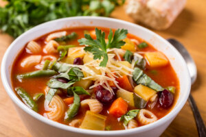 Sopa Minestrone, tradicional en la gastronomía italiana.