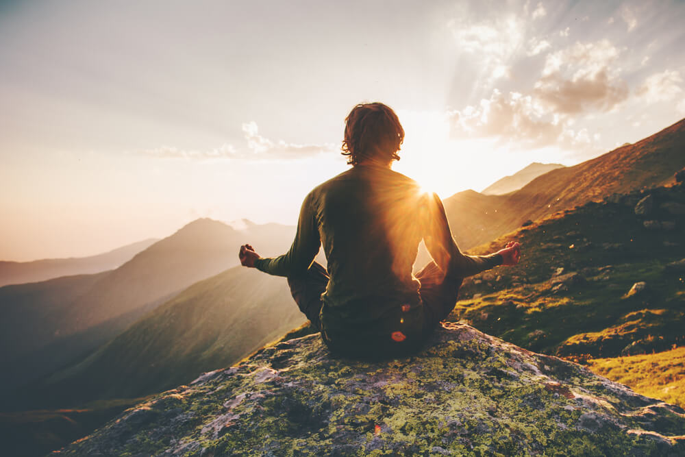 Viajero meditando