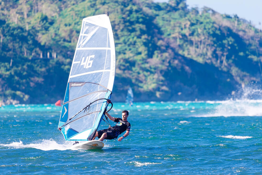 Joven haciendo windsurf en la Isla Boracay.