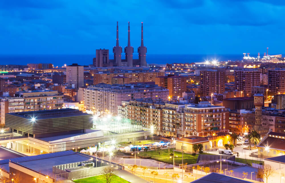 Vista nocturna de la ciudad de Badalona.