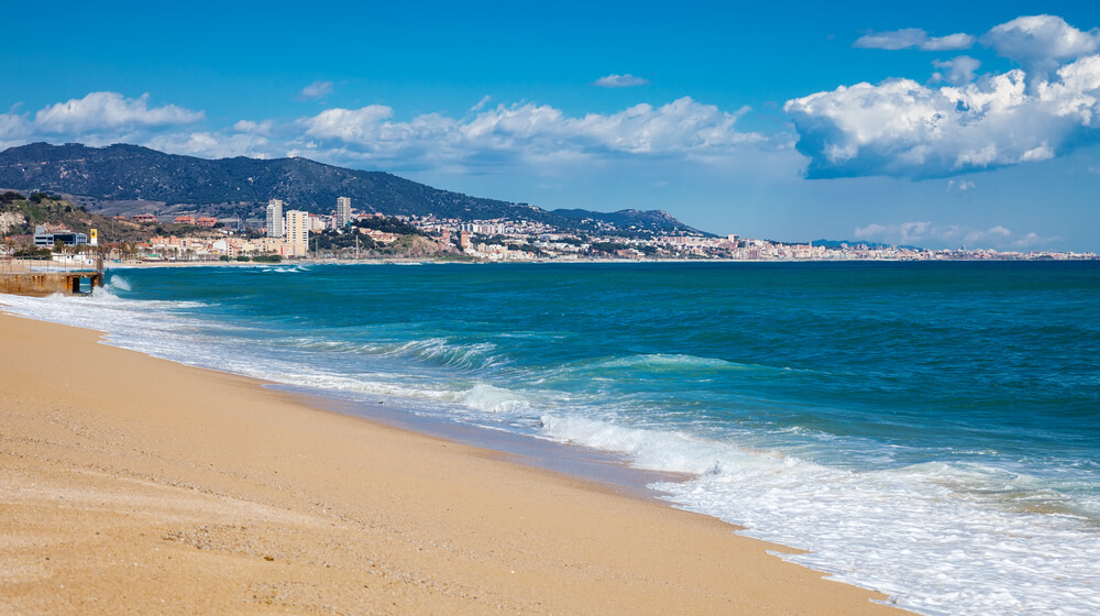 Playa en las costas del Mediterráneo en Badalona.