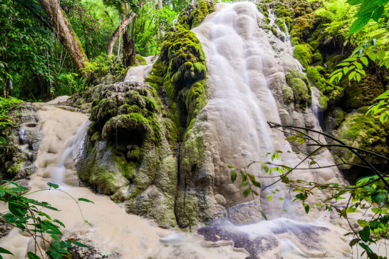 Las cascadas de Bua Tong en el Parque Nacional Si Lanna