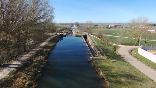 Es posible realizar senderismo en los tramos paralelos al Canal de Castilla.