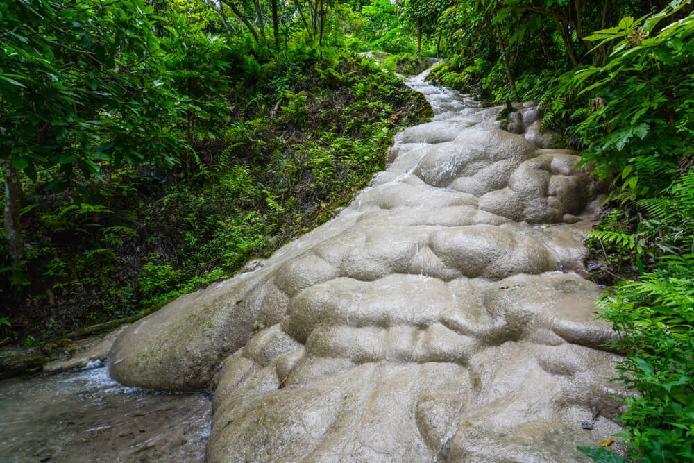 Las cascadas de Bua Tong ofrecen también lugares para descansar.