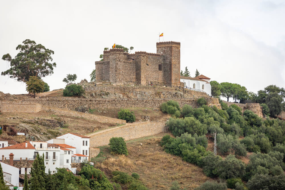 El Castillo de Cortegana visto desde el pueblo.