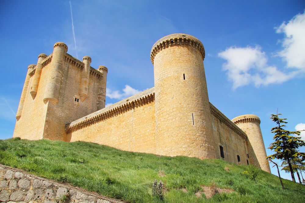 El Castillo de Torrelobatón desde las afueras.