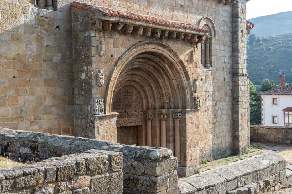 Puerta principal de San Pedro Cervatos