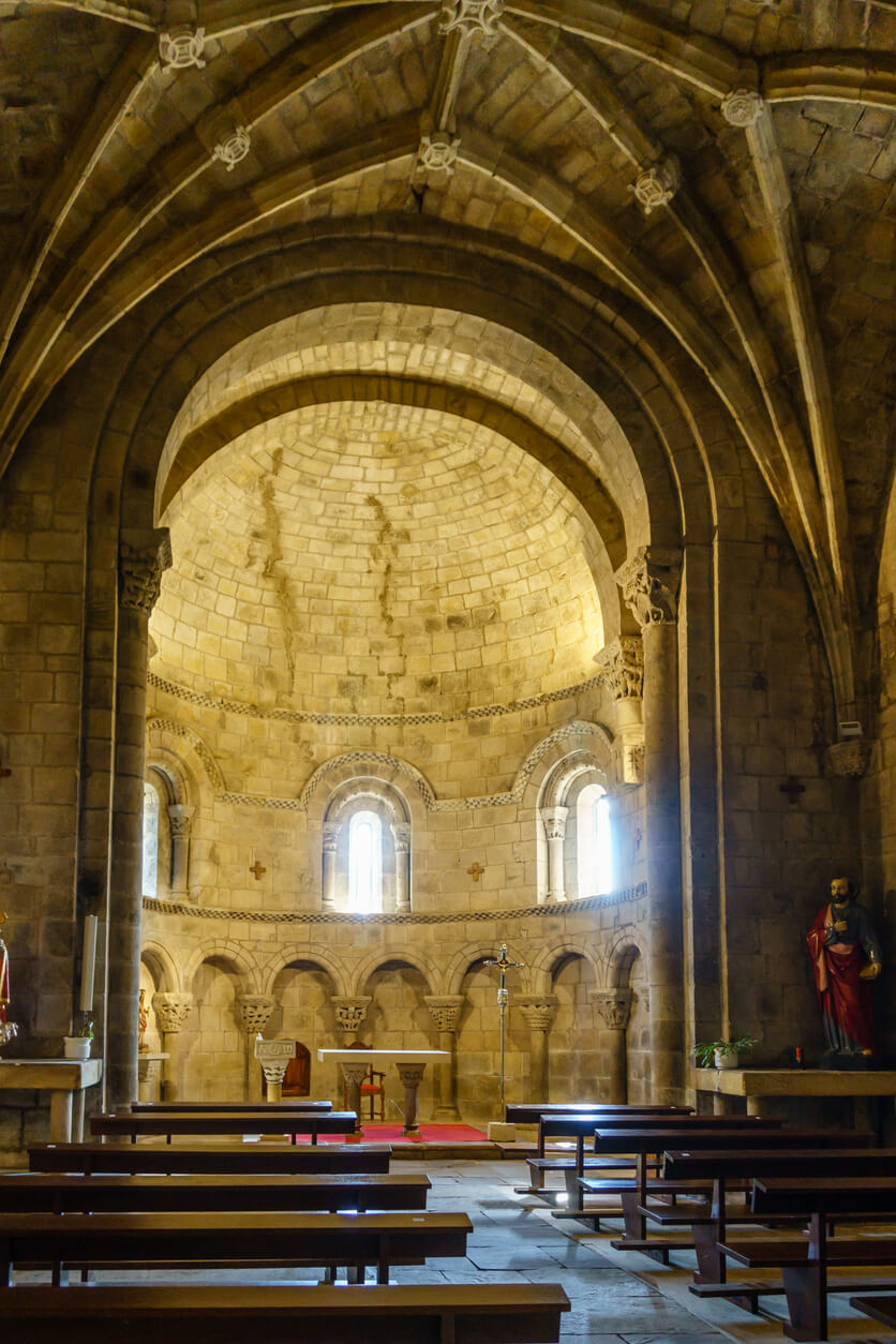 Interior de la Iglesia San Pedro Cervatos
