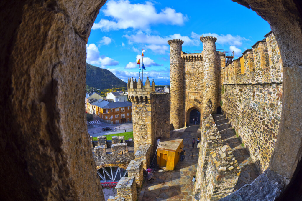 Postal del Castillo de Ponferrada desde su interior