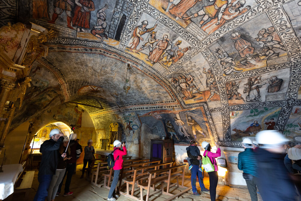Interior de la ermita del Monumento Natural de Ojo Guareña.
