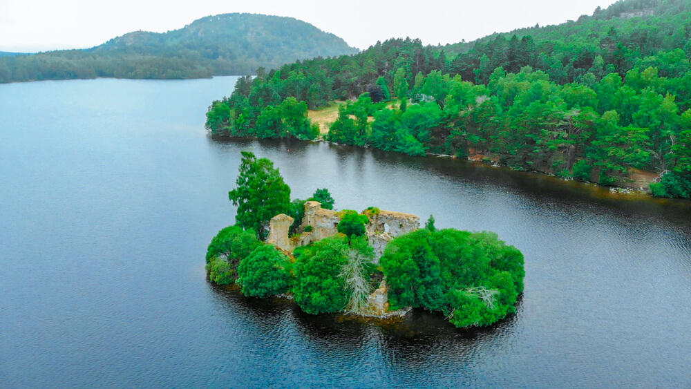 Loch an Eilend, un paisaje espectacular en Escocia.