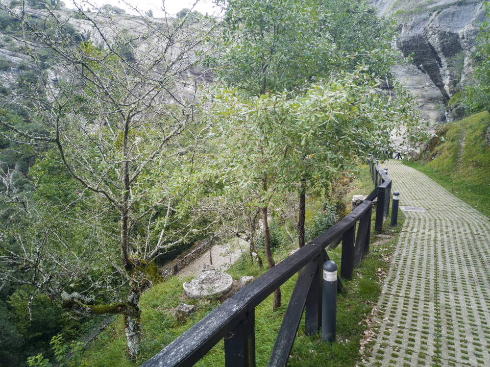 Ruta de senderismo en Ojo Guareña, España.