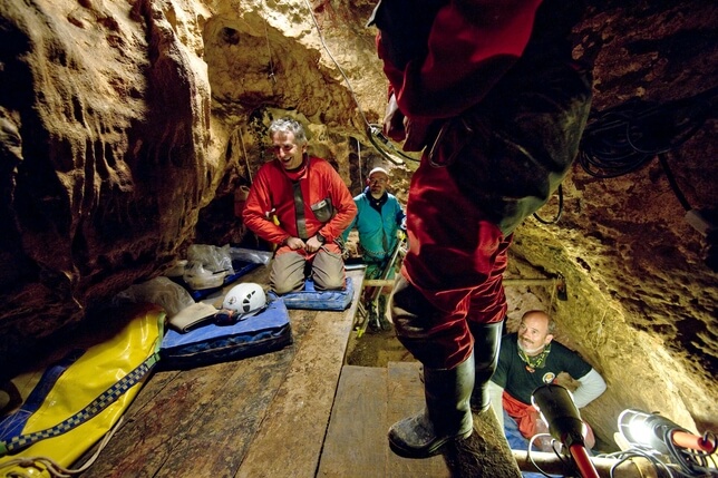 Investigadores en la Sima de los Huesos.