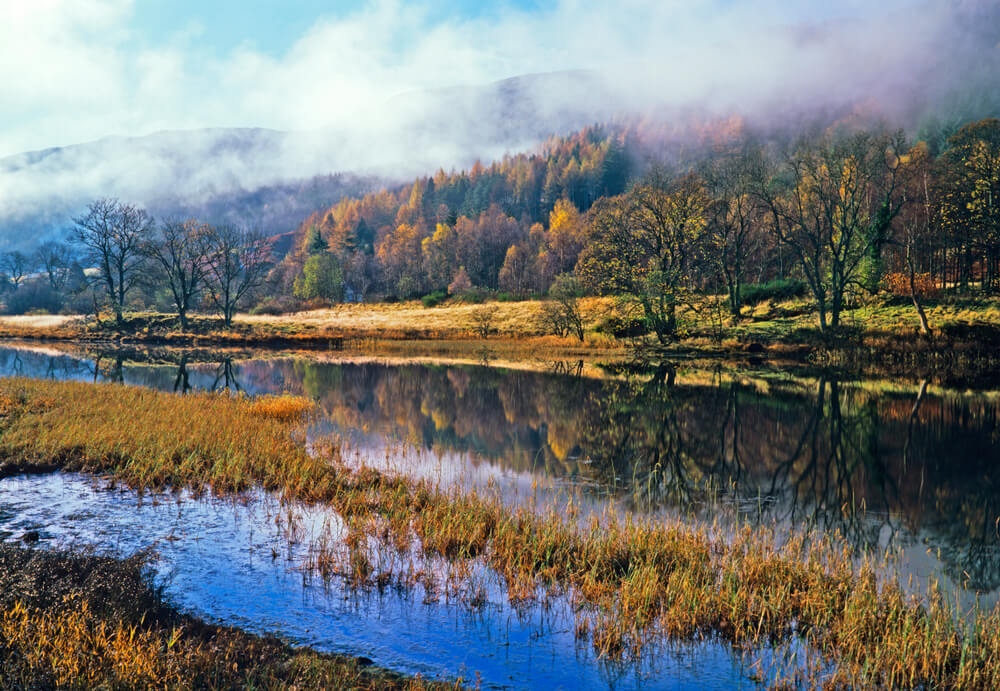 Las montañas Trossachs de Escocia, tapadas por la niebla.