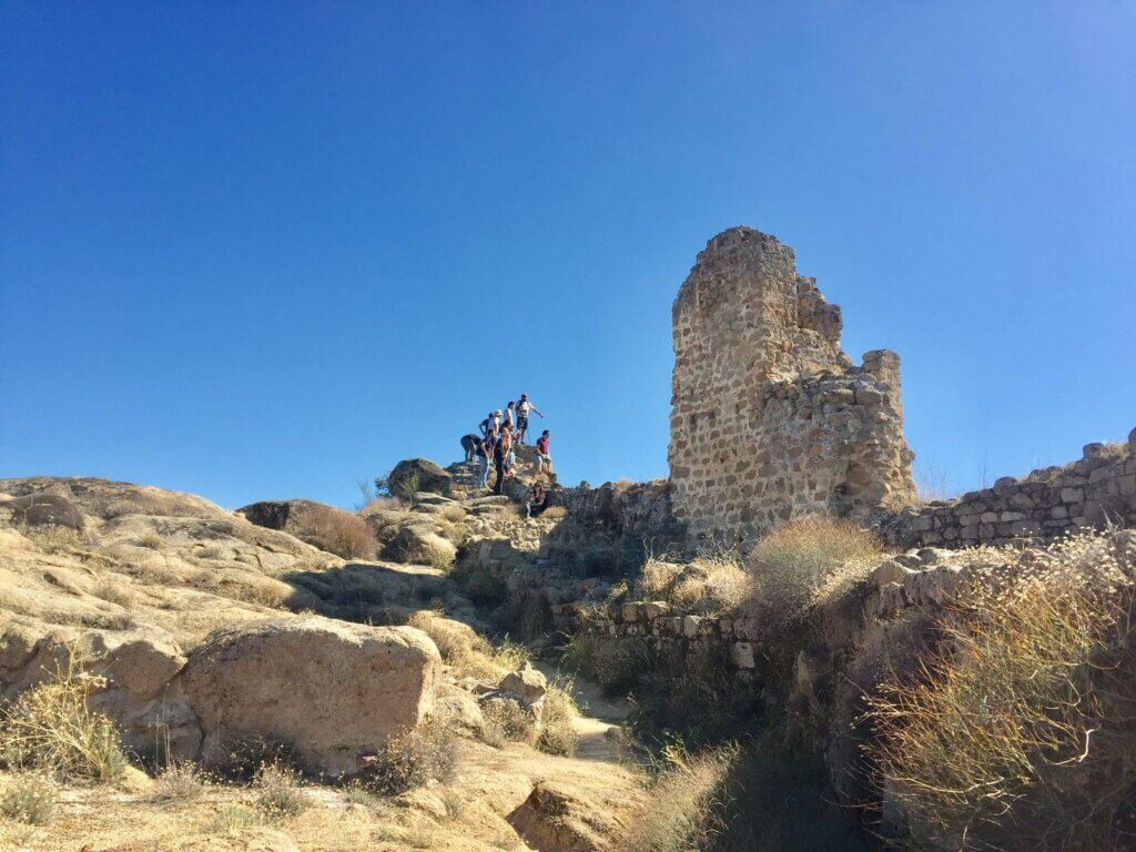 Turistas visitando las ruinas de Ciudad de Vascos.