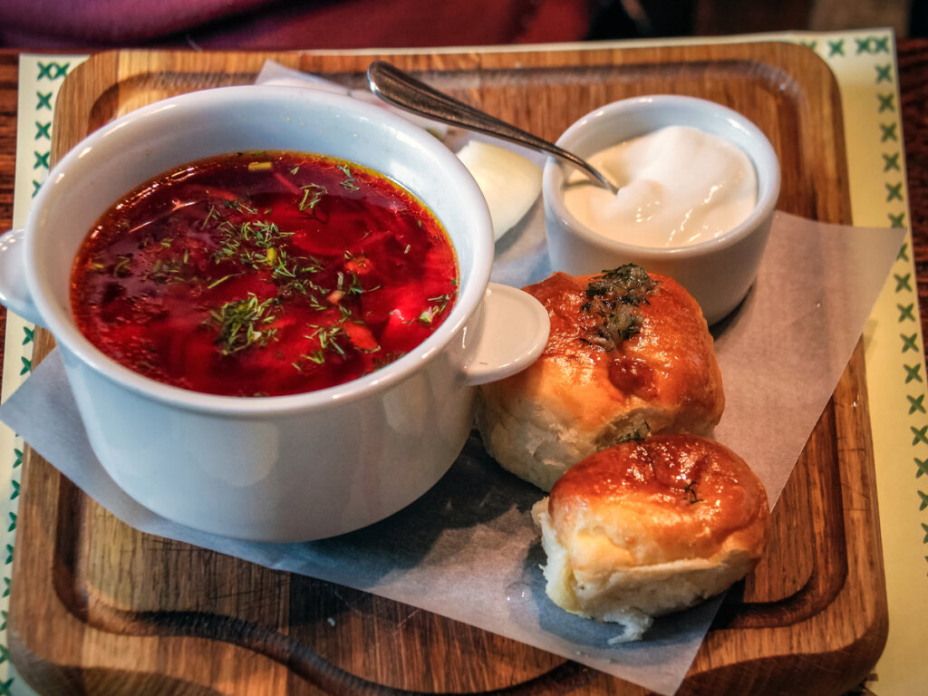 Plato de borsch, una comida típica de Ucrania.