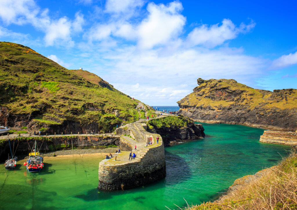 El puerto de Boscastle, visitado por turistas.