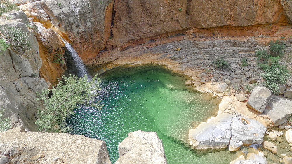 Cascada y pequeña laguna en Paradise Valley, Marruecos.