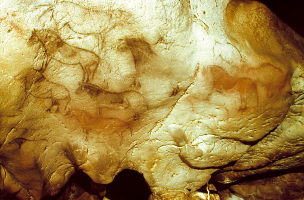 Figuras de caballos en la cueva de Ekain.