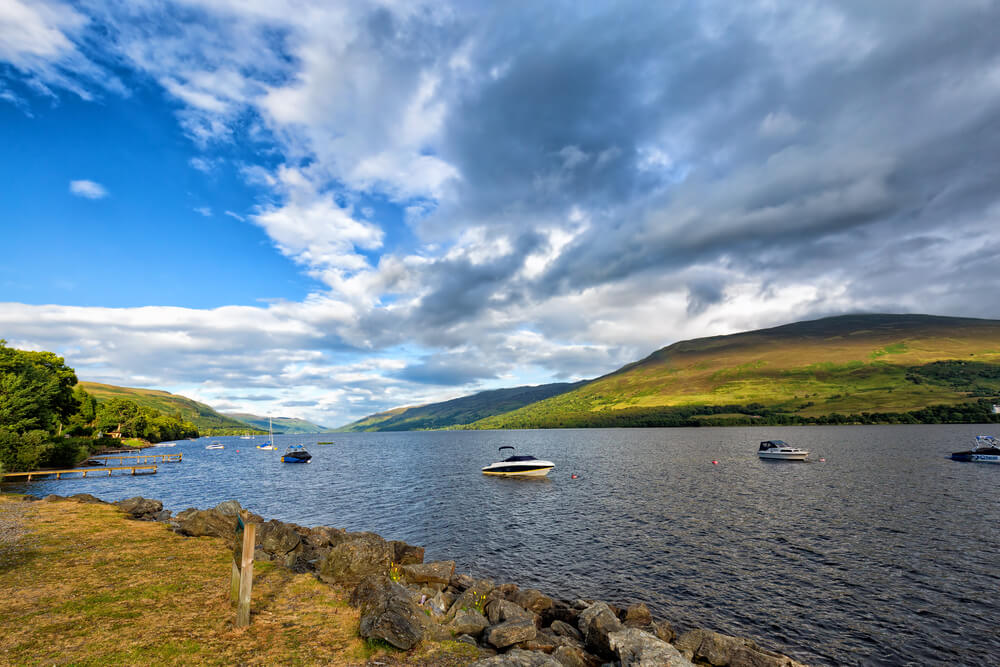 Embarcaciones en el Lago Earn, en las Highlands de Escocia.