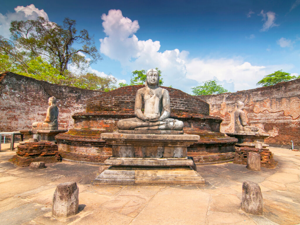 En El Vatadage se puede ver una imponente estatua de Buda.
