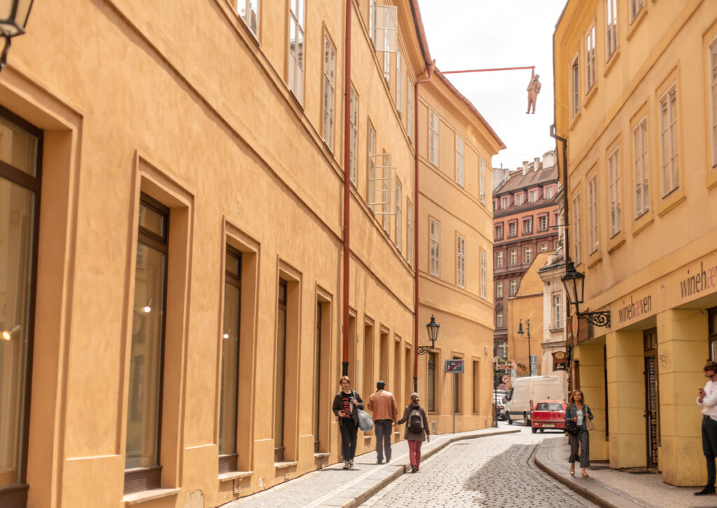 El hombre colgado, ubicado en el centro de la ciudad de Praga.