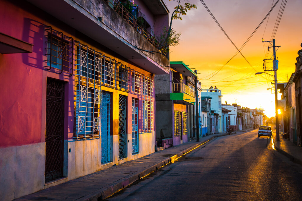 Calles de Camaguey durante el atardecer