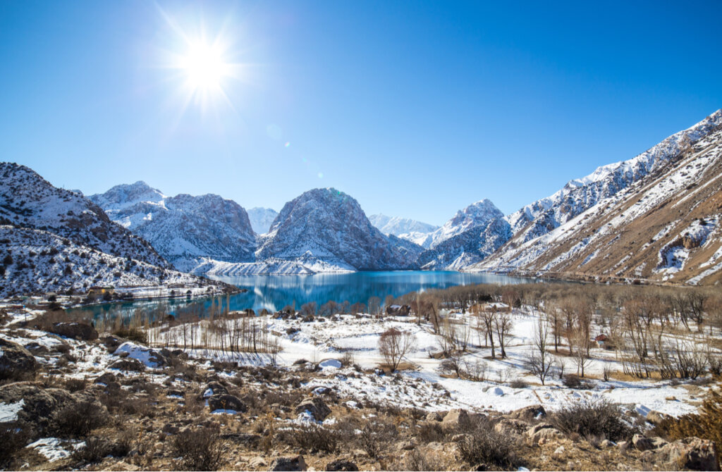 El lago Iskanderkul se congela durante el invierno.
