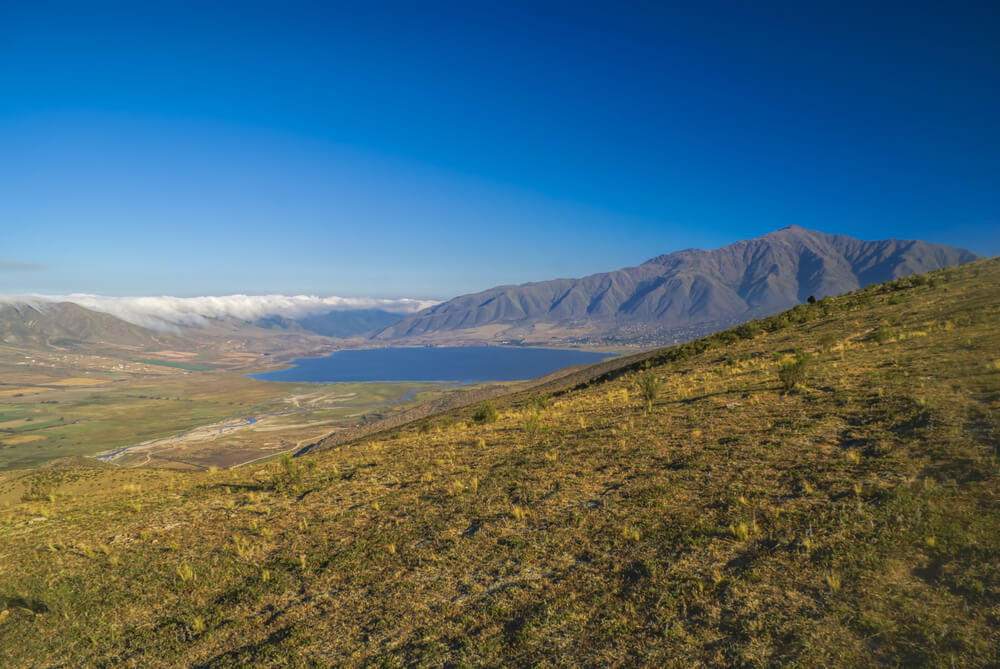 Lago y Cerro Uritorco en Córdoba, Argentina.