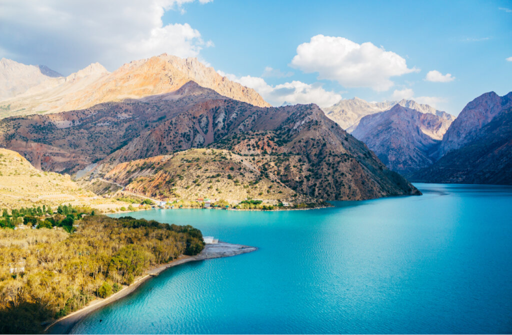 El lago Iskanderkul sorprende con sus colores y su entorno.