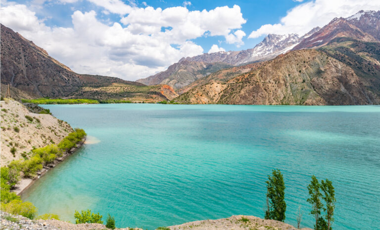 El lago Iskanderkul y sus hermosas aguas cristalinas
