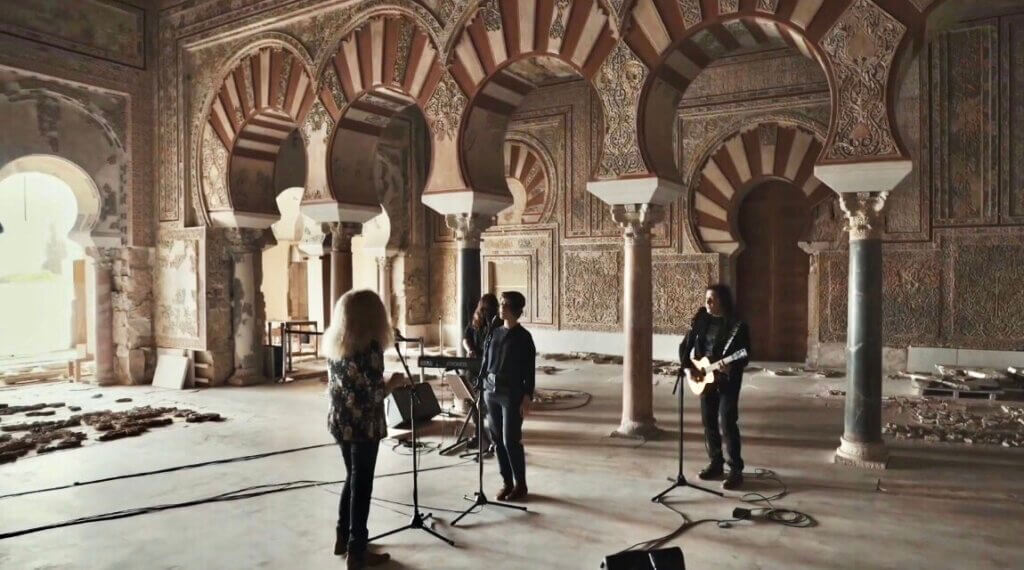La banda Medina Azahara grabando en el yacimiento de Córdoba.