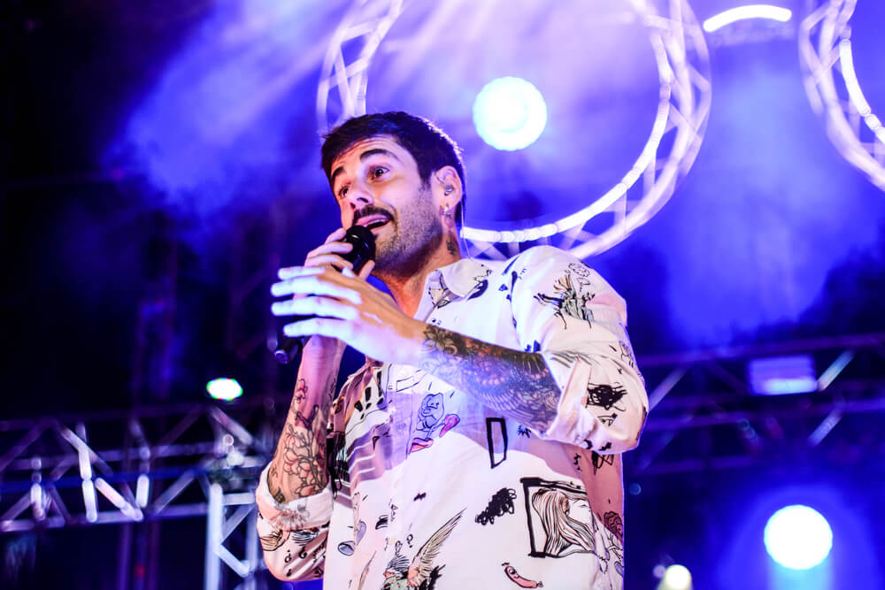 El artista asturiano Melendi cantando en vivo.