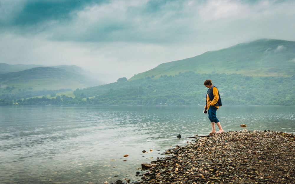 Mujer a la orilla del Lago Earn, en Escocia.