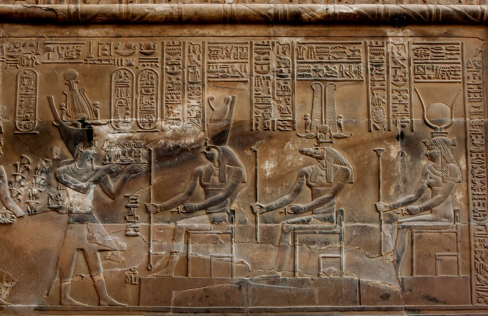 Paredes del templo Kom Ombo, en Egipto, en honor a sus dioses.
