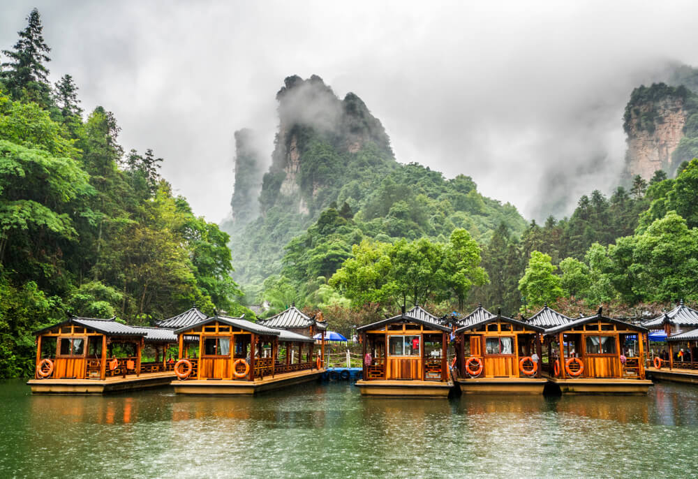 El Parque Nacional Zhangjiajie y las montañas Wulingyuan en un día lluvioso.