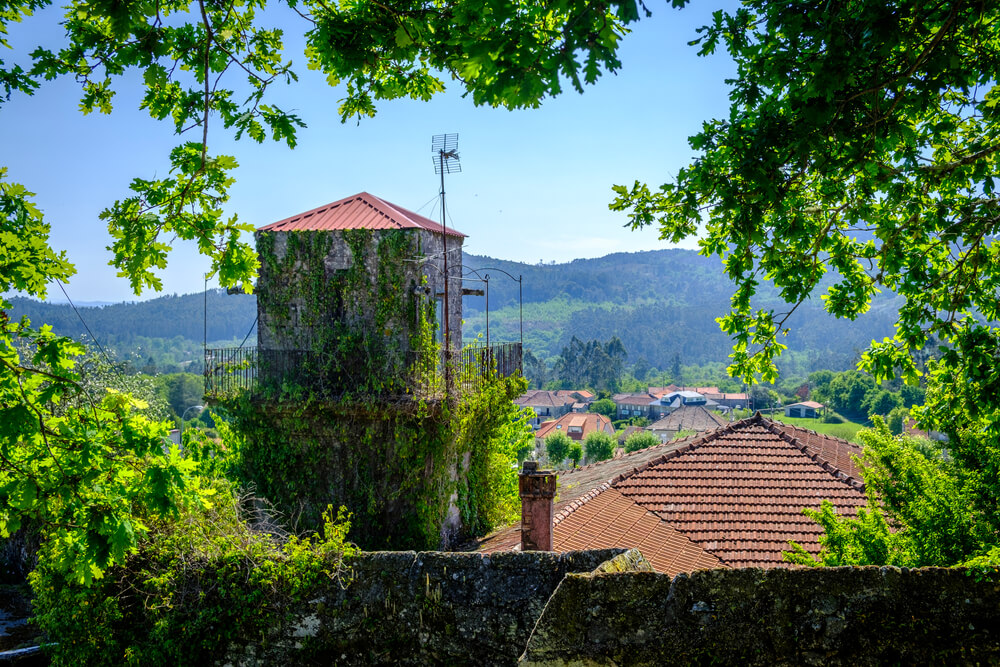 Monasterio y paisaje en Cotobade.