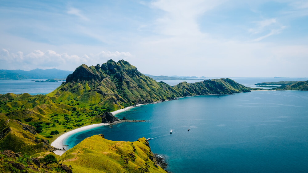Playa y costa en la Isla Padar, de Indonesia.